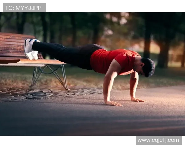 哑铃训练胸肌中缝的有效方法与技巧分享